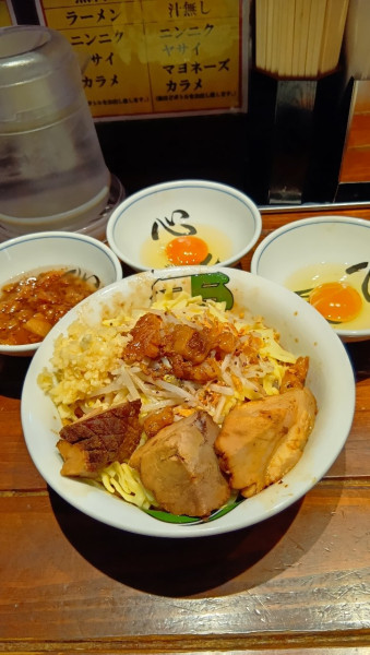 「汁無し(並)+チーズ×2+アブラ+生卵」@雷 船橋駅前店の写真