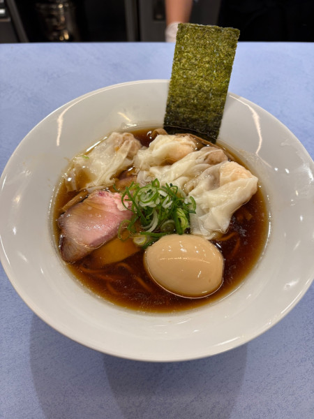 「黒 特製ワンタン麺」@自家製麺 はし本の写真