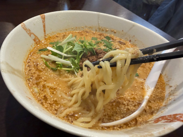 「白担々麺700円ミニ生姜焼き丼250円」@なな屋の写真