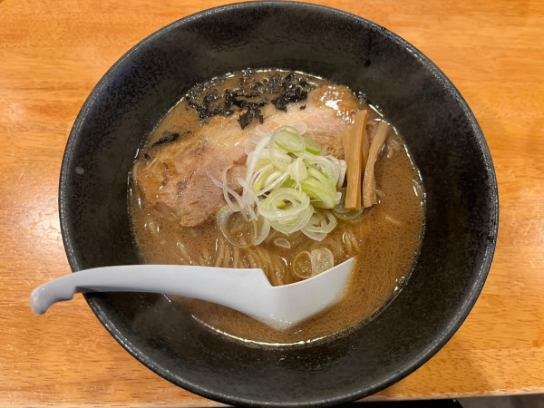 「たまり醤油豚骨＋替玉×3」@ラーメン月輪の写真