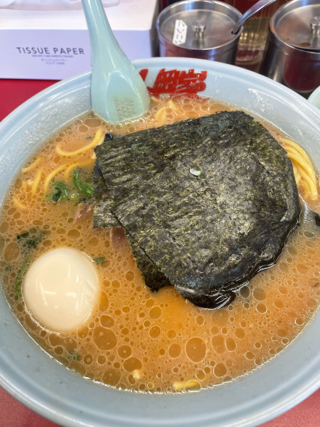 「チャーシューメン（中盛り）＋味玉トッピング」@ラーメン山岡家 春日部店の写真