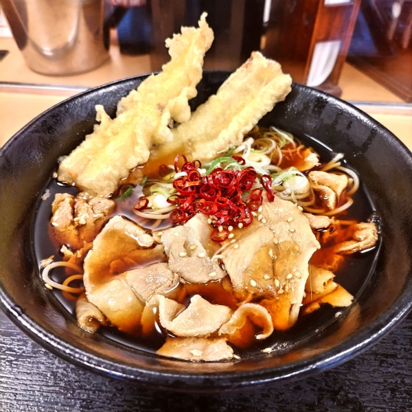 「肉そば（￥650）＋太刀魚のちくわ天（クーポン）」@ゆで太郎 蒲田中央通り店の写真