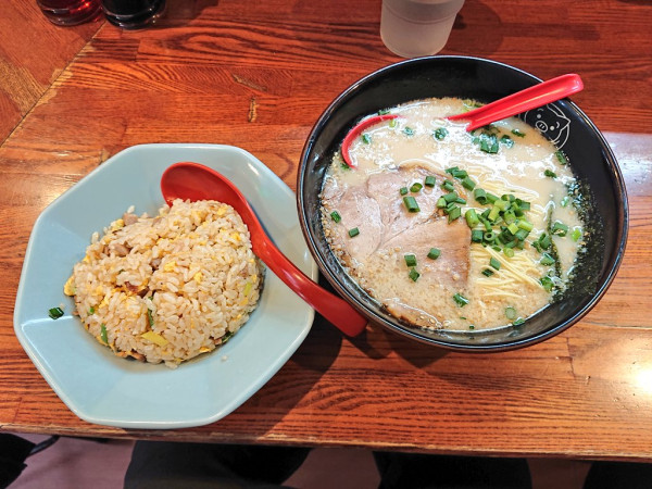 「博多ラーメン＋半チャーハン」@博多ラーメン 長浜や 本郷店の写真