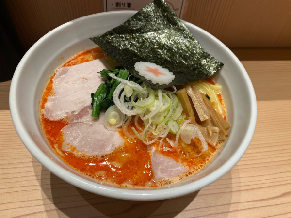 「特製鶏白湯そば（中盛・細麺）1,330円+激辛旨味150円」@横濱中華そば 上星商店 横浜コネクトスクエア店の写真