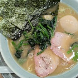 横浜家系ラーメン藤崎家＋半熟味玉