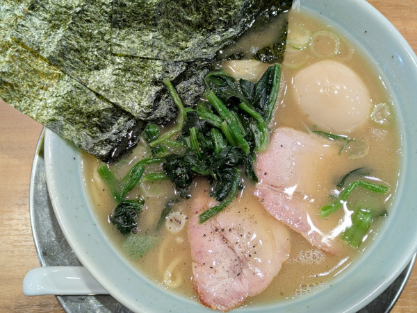 「横浜家系ラーメン藤崎家＋半熟味玉」@らぁめん花月嵐 武蔵小杉店の写真