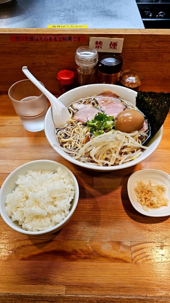 「味玉正油らーめん 大盛り＋ライスと生姜」@らーめん わかつの写真