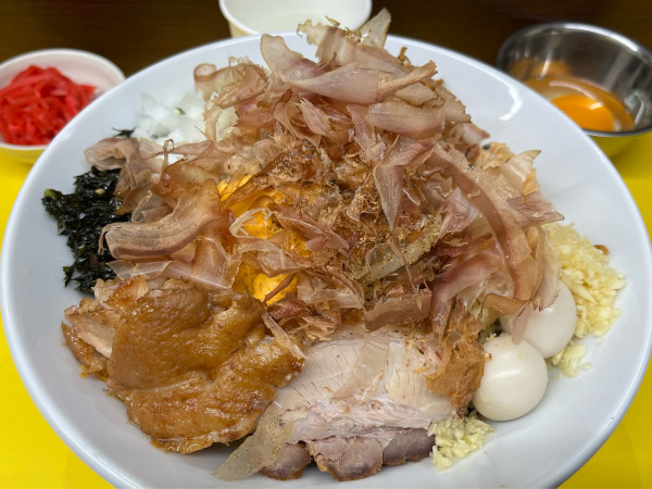 「まぜそば 小+スライスチーズ+生玉子」@豚が1番⭐︎脂が2番の写真