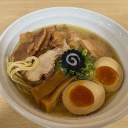 奥久慈しゃもの茨城鶏白湯1100円、セレブ盛り500円