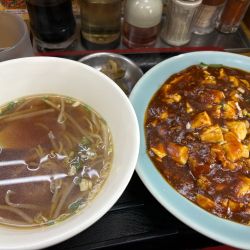 マーボ豆腐丼（700円）と小ラーメン（100円）