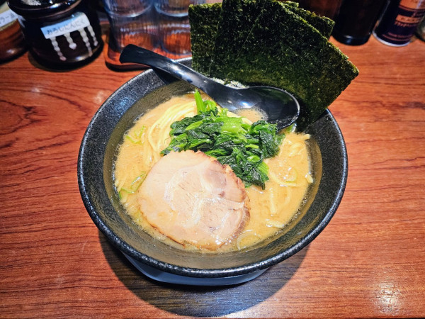 「豚骨醤油ラーメン」@ラーメン 鶴の写真