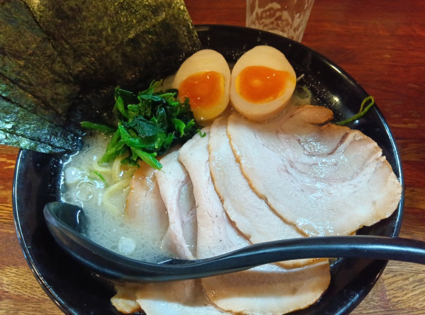 「肉盛りラーメン」@横浜家系ラーメン春樹 上板橋店の写真