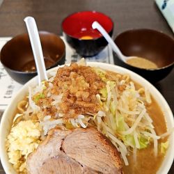 ラーメン(中盛)＋生卵と魚粉