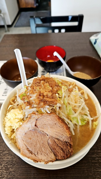 「ラーメン(中盛)＋生卵と魚粉」@ラーメンたかしの写真