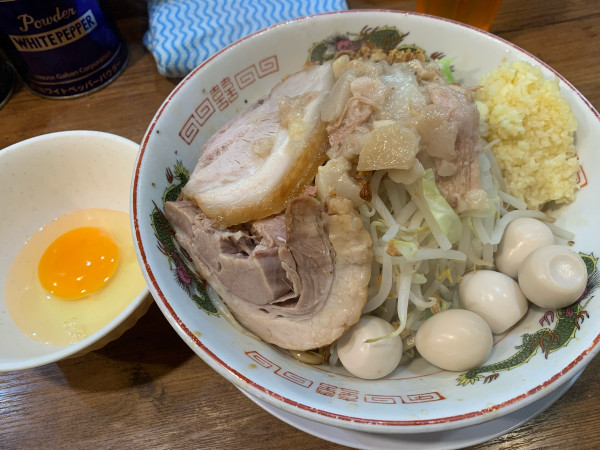 「小ラーメン汁なし(うずらﾆﾝﾆｸｱﾌﾞﾗ)」@ガッツリラーメンいち豚 いわき鹿島店の写真