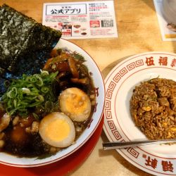 黒醤油 ラーメン 焼き飯