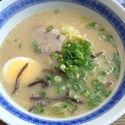 半チャーハンセット+替玉(900円・とんこつ・メンマ抜)