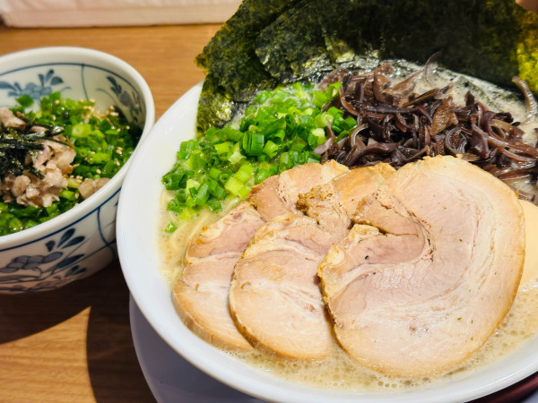 「MAXラーメン 他 1,600円」@釜焚きとんこつ がっとん 東京ラーメン横丁店の写真