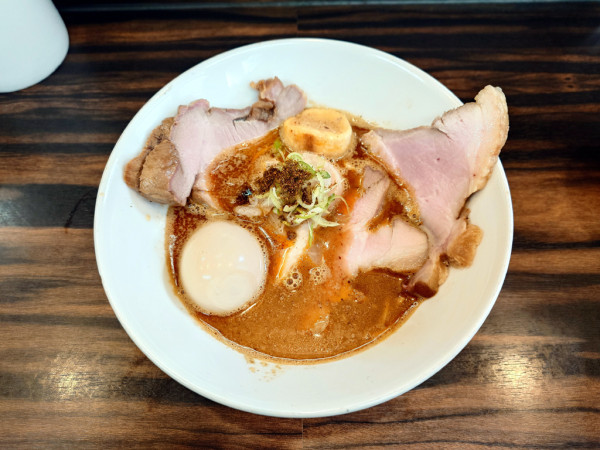 「辛いそば+岩中豚うで肉」@中華そば 梟の写真