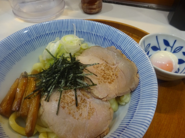 「まぜそば（温玉付）　880円」@麦と手の写真