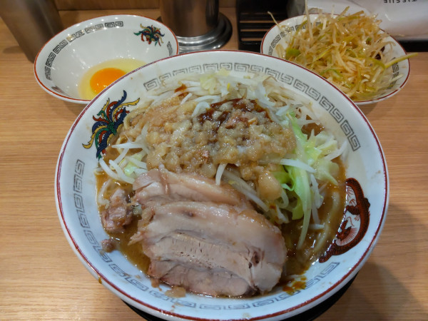 「味噌山＋ネギ(別皿)、生玉子」@ラーメン豚山 恵比寿店の写真