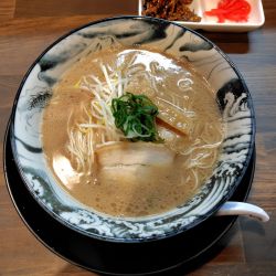 豚骨こってりラーメン（ふつう）880円