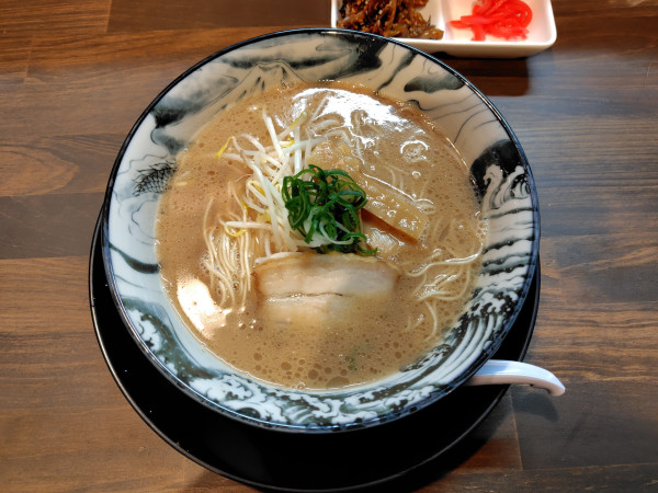 「豚骨こってりラーメン（ふつう）880円」@とんこつ・牛骨ラーメン龍瞳 シャミネ鳥取店の写真