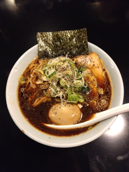 「味玉肉だし中華そば（黒だし）」@AKEBIの写真