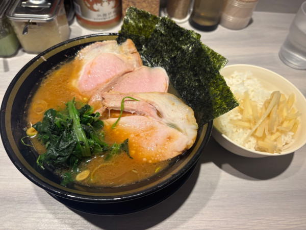 「チャーシュー麺硬め多め　ライス（並）」@横浜家系ラーメン てつ家の写真