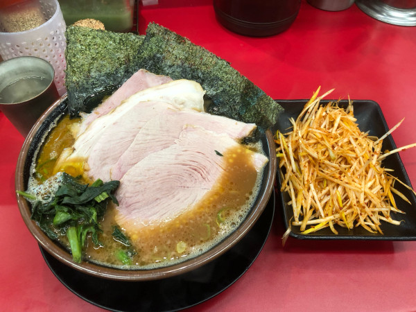 「ネギチャーシュー麺赤5枚（1,450円）、中盛り（180円）」@IEKEI_TOKYO 王道家直系の写真