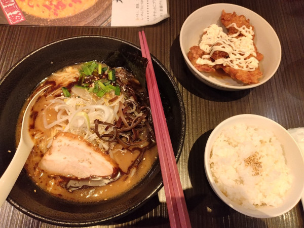 「とろみ黒らーめん」@らーめんごうの写真