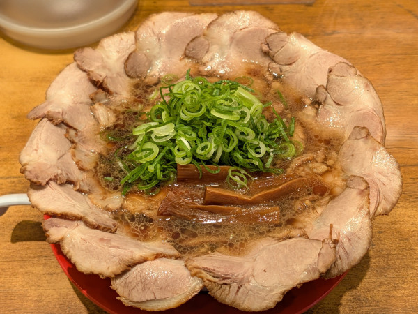 「肉盛りチャーシューメン（1,390円）」@東京背脂黒醤油ラーメン 伍福軒 大宮店の写真
