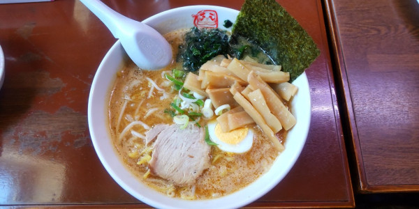 「味噌󠄀ラーメン　ワカメ、メンマ＋」@ラーメンだるまや 美唄店の写真