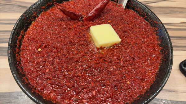 「裏煉獄＋バター、ライス」@辛麺 華火 渋谷店の写真