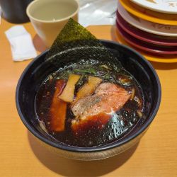 黒胡椒濃口黒醤油ラーメン