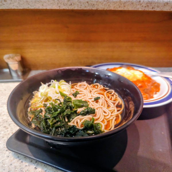 「かけそば（カレーかつ丼セット）」@名代 富士そば 昭和通り店の写真