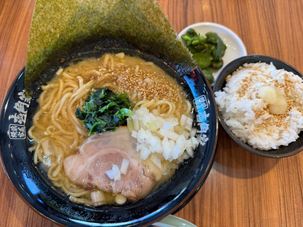 「家系ラーメン醤油並+ライス」@横浜家系ラーメン 壱角家 上尾店の写真