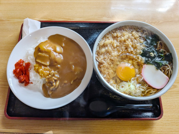 「カレーセット たぬきそば大（1,100円）＋生卵（50円）」@尾張屋の写真