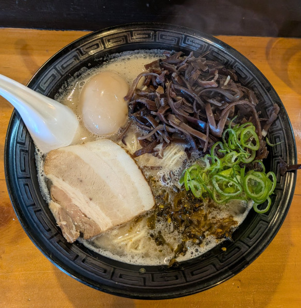 「長浜ラーメン+味玉+木くらげ+たかな（1000円）」@万力屋 山梨店の写真