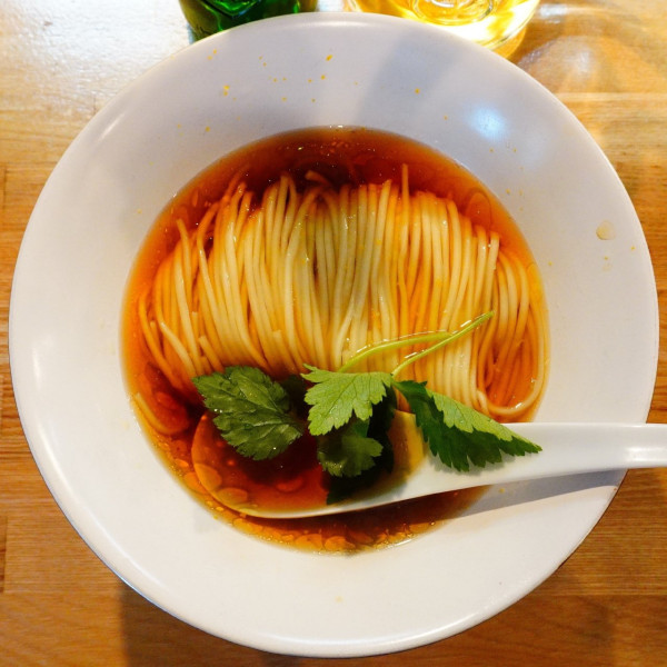 「（梅）かけそば 醤油＋具材の盛り合わせ＋ハートランド」@自家製麺 くろ松の写真