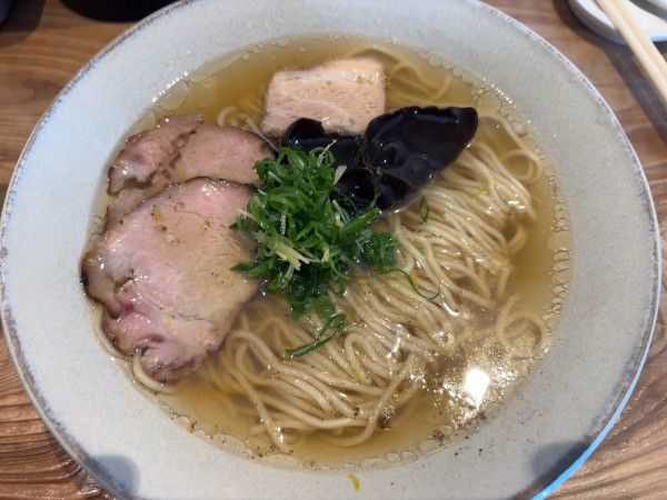 「中華そば白」@Mugi と Buta ヌードルスの写真