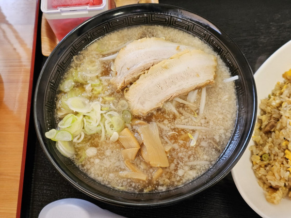 「背脂にんにく醤油ラーメン　800円」@食事処ヤマニの写真