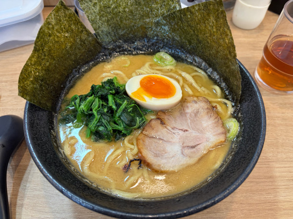 「醤油とんこつらーめん　固め」@横浜らーめん源泉の写真