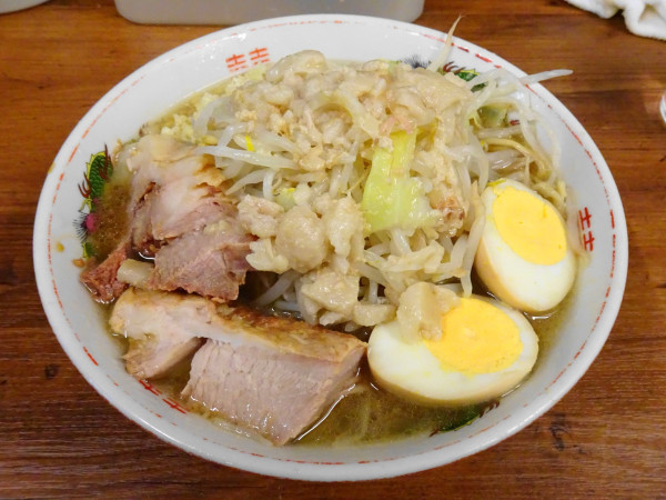 「小ブタ2枚（950円）＋煮玉子（100円）野菜ニンニクアブラ」@ラーメン二郎 品川店の写真