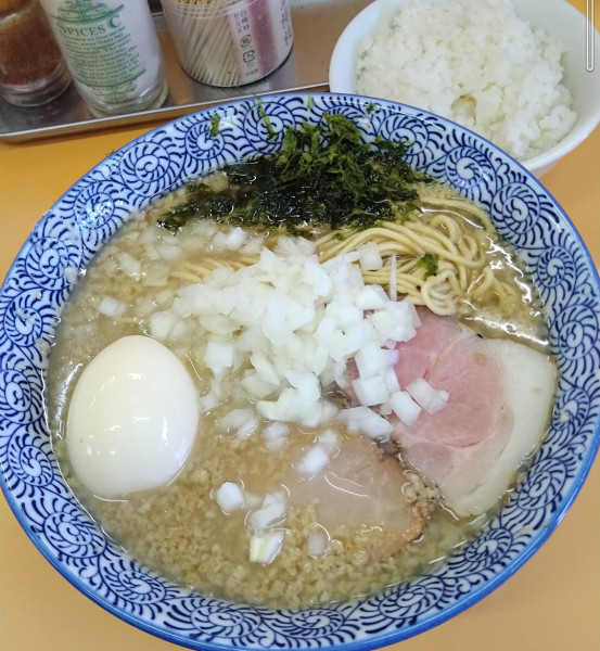 「燕三条背脂ギタ煮干しラーメン＋味玉､半ライス」@NEW Akkeyラーメンの写真