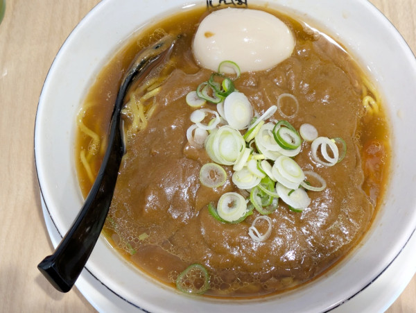 「カレーらーめん＋味付け煮玉子」@らーめん喰心坊の写真