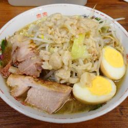 小ブタ2枚（950円）＋煮玉子（100円）野菜ニンニクアブラ