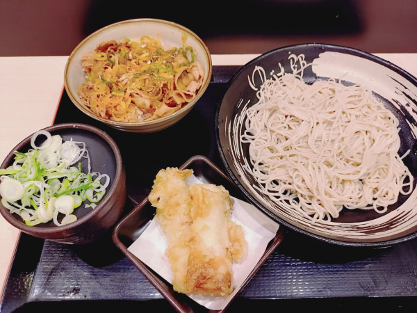「ミニ辛葱豚丼セット　８２０円　※」@ゆで太郎 新宿ワシントンホテル店の写真