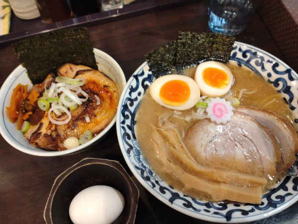 「濃厚東京駅らー麺＋1.5倍肉炙り肉ご飯温玉付き」@東京駅 斑鳩の写真