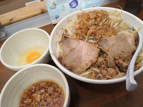 「豚骨ラーメン中豚２枚＋生卵＋ピリ辛アブラ」@宮二郎の写真